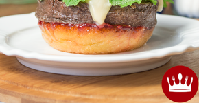 Hambúrguer de chocolate no pão de sonho