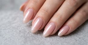 Adeus às unhas de gel: esta é a nova tendência que fortalece as unhas naturais e ajuda a deixar as mãos mais elegantes