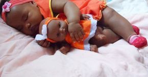 Fofura e diversidade: veja fotos de 18 crianças com suas bonecas ‘gêmeas’