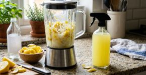 Bater cascas de limão com vinagre no liquidificador cria um limpador multiuso para a sua casa