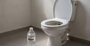 Muitas pessoas não entendem por que não se deve usar álcool para limpar o vaso sanitário