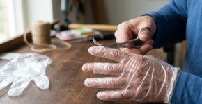 Corte as pontas dos dedos das luvas descartáveis: até uma dona de casa com 20 anos de experiência ficou surpresa com tanta praticidade