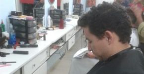 Salão cria invenção que facilita ver WhatsApp durante corte