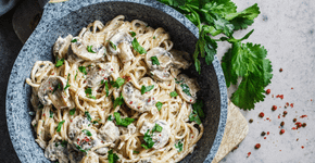Esta receita de espaguete cremoso com cogumelos é a opção perfeita para um jantar rápido e delicioso