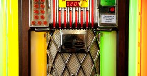 Jukebox, cabine de fotos e exposições “retrô” animam estações do metrô de São Paulo