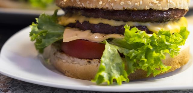 Hambúrguer caseiro para a garotada; veja como fazer