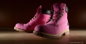 Contra o câncer de mama, grife cria botas masculinas rosa