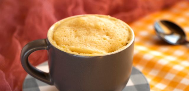 Esse bolo de caneca de limão siciliano com coco vai conquistar seu paladar em dois minutos
