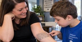 Mãe tatua um teclado no braço para que o filho autista não falante possa se comunicar quando a tecnologia falha