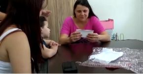 Mãe ganha foto 3D para sentir imagem da filha e emociona internet