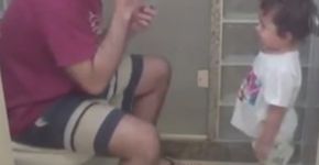 Vídeo mostra pai surdo ensinando filho a escovar os dentes