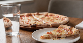 Duas fatias de pizza ou um hambúrguer entenda qual pesa mais na balança?