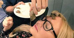 Ex-Spice Girls experimenta tratamento de pele com caracóis vivos