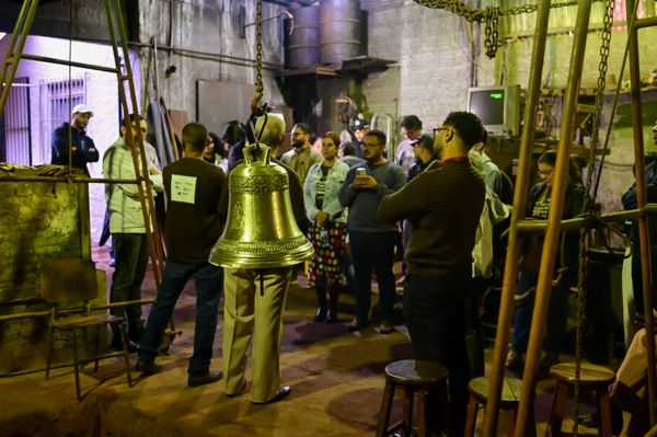 Oficina preserva técnica secular italiana de fundição manual de sinos de bronze com notas musicais