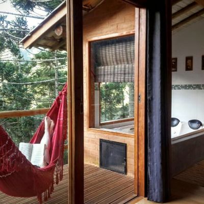 Todos os chalés oferecem, entre outras comodidades, cama super king-size e hidromassagem dupla