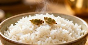Basta adicionar esta folha ao cozinhar arroz e ele ficará instantaneamente mais perfumado, macio e soltinho. Além disso, faz bem para a saúde