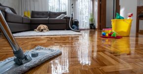 Excesso de detergente no piso acumula mais sujeira do que limpa