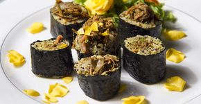 Casca de banana vira recheio nutritivo de sushi