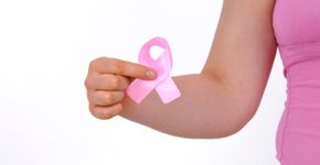 Estúdio de tatuagem faz ação para mulheres que tiveram câncer