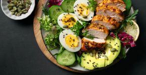 Saladas proteicas para o almoço: 5 receitas saudáveis e ricas em proteínas para aumentar a saciedade