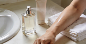 Como fazer o perfume fixar por 12 horas na pele com um truque de hidratação?