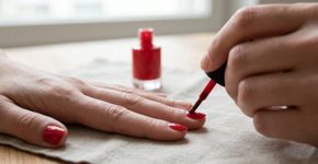 O esmalte parece seco, mas deixa marcas no lençol horas depois: por que isso acontece e qual etapa da manicure costuma ser esquecida