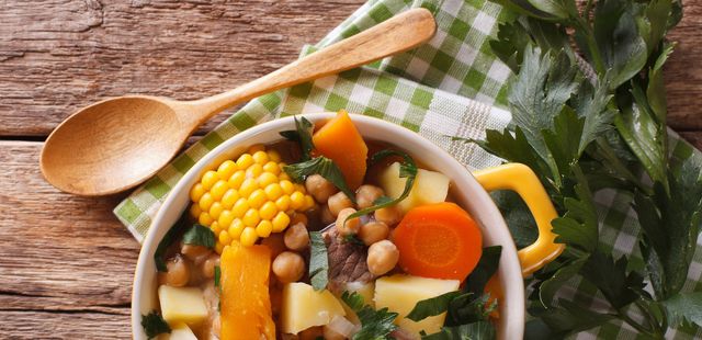 Este puchero tradicional é tudo o que você precisa para um almoço de inverno inesquecível