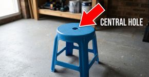 Qual é a função do furo redondo no centro das cadeiras de plástico?