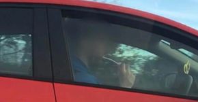 Homem é flagrado escovando os dentes em carro a 100 km/h