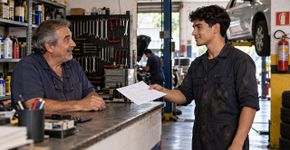 Dono de uma pequena oficina autoriza um adolescente do bairro a observar o trabalho depois da escola, começa ensinando a segurar ferramentas e anos mais tarde recebe dele o primeiro currículo para uma vaga de mecânico
