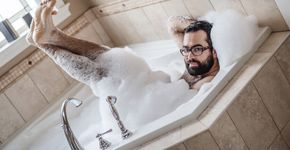 Homem faz ensaio sensual e presenteia a esposa
