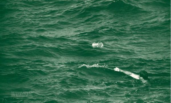Banhista tenta alcançar lata de maconha boiando no mar. (crédito: divulgação)