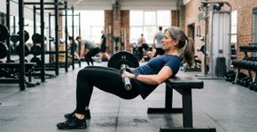 Fazer subir escadas ajuda, mas os especialistas suecos concordam: o melhor exercício para fortalecer os glúteos depois dos 40