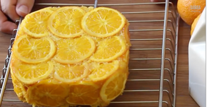 No Estilo Inglês: Bolo Caramelizado de Laranja com Amêndoas