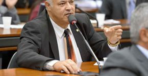 Deputado quer tirar norma que proíbe psicólogo de propor cura gay