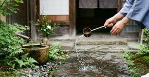 Por que no Japão eles sempre borrifam água na calçada antes de receber as visitas