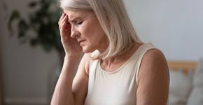 Como eliminar a dor de cabeça com óleos e toques leves