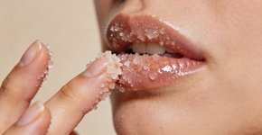A esfoliação labial caseira que elimina pelinhas soltas em apenas um minuto
