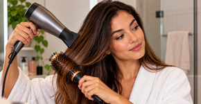 Secar o cabelo com temperatura média e manter o secador em movimento reduz a exposição concentrada ao calor sem abandonar a finalização