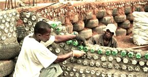 No Malawi, um centro comunitário autossuficiente está sendo construído com lixo