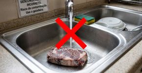 Usar água corrente para descongelar a carne ainda acontece em muitas cozinhas, mas nos Estados Unidos há uma alternativa mais econômica: passar o alimento do freezer para a geladeira na noite anterior