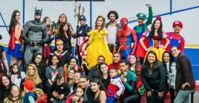 Grupo se veste de personagens famosos para realizar ações sociais