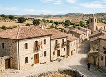 Featured side: Em uma vila de 40 habitantes procura-se novos moradores oferece casa gratuita emprego e uma nova vida tranquila nas montanhas europeias escondidas
