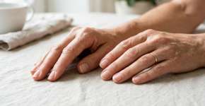 Como deixar mãos e unhas com aparência mais jovem depois dos 40 usando cuidados simples em casa