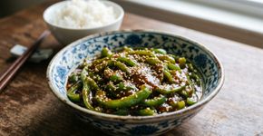 Na Coreia, pimentas verdes com pasta de soja ficam prontas em 3 minutos: o segredo é colocar os temperos na ordem certa para o molho aderir melhor