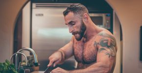 Em novo canal no YouTube, chef ensina receitas totalmente nu