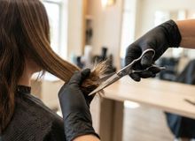 Featured side: Cortar as ‘pontinhas’ ajuda o cabelo a crescer? Entenda o que a ciência diz sobre o mito