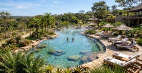 Tem cerca de 4.000 habitantes, mas já recebeu mais de 1,1 milhão de turistas em um ano: a cidade com águas termais, parques aquáticos e vegetação do Cerrado que parece saída da Islândia