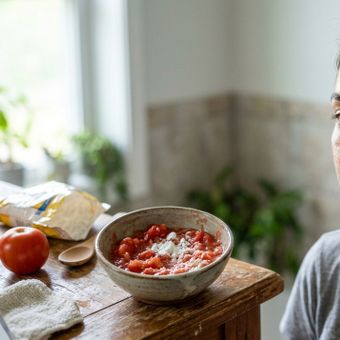Featured mobile: Mistura fácil de tomate com amido de milho promete diminuir poros e a oleosidade da pele