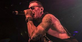Viúva de Chester Bennington divulga foto do cantor em família